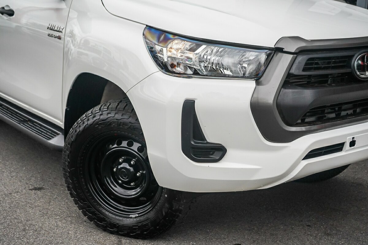 Toyota Hilux image 2