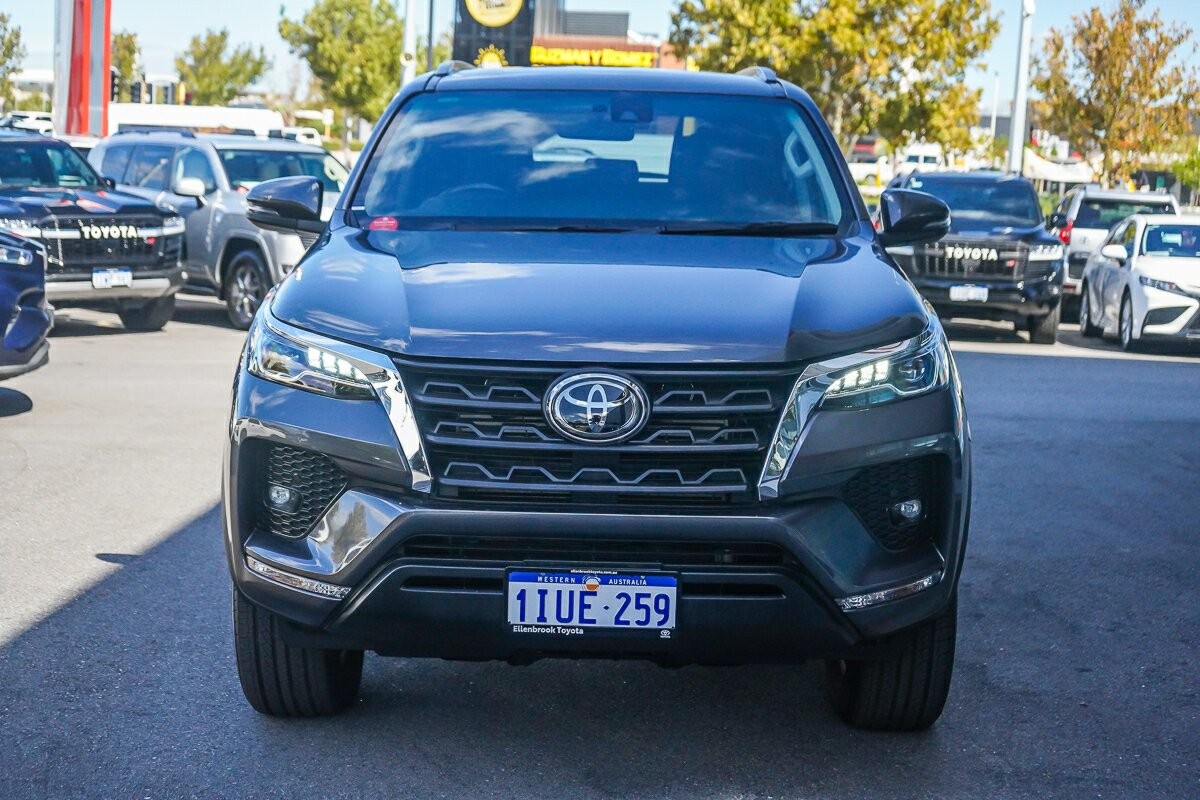 Toyota Fortuner image 3