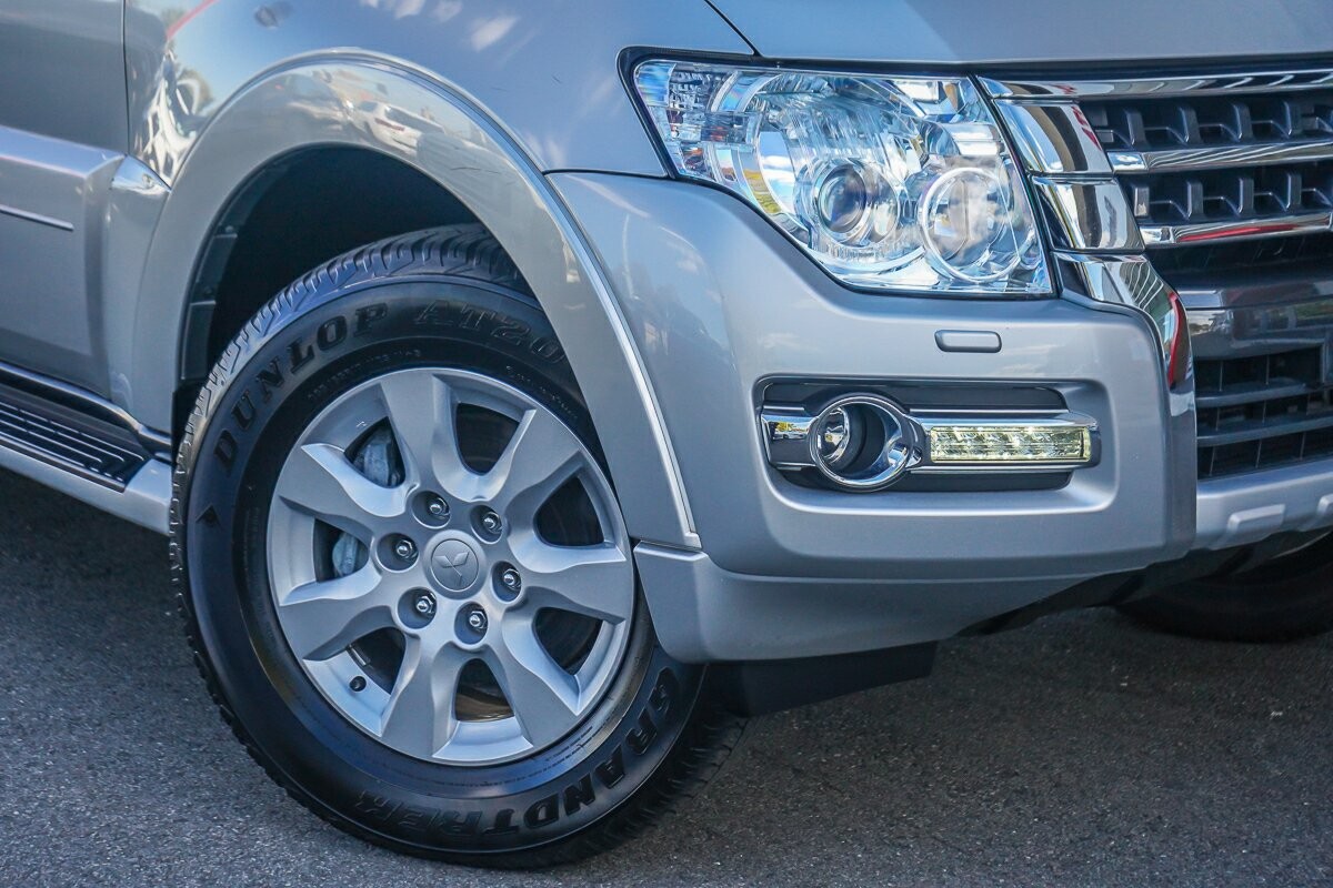 Mitsubishi Pajero image 2