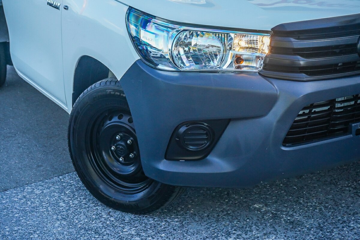Toyota Hilux image 2