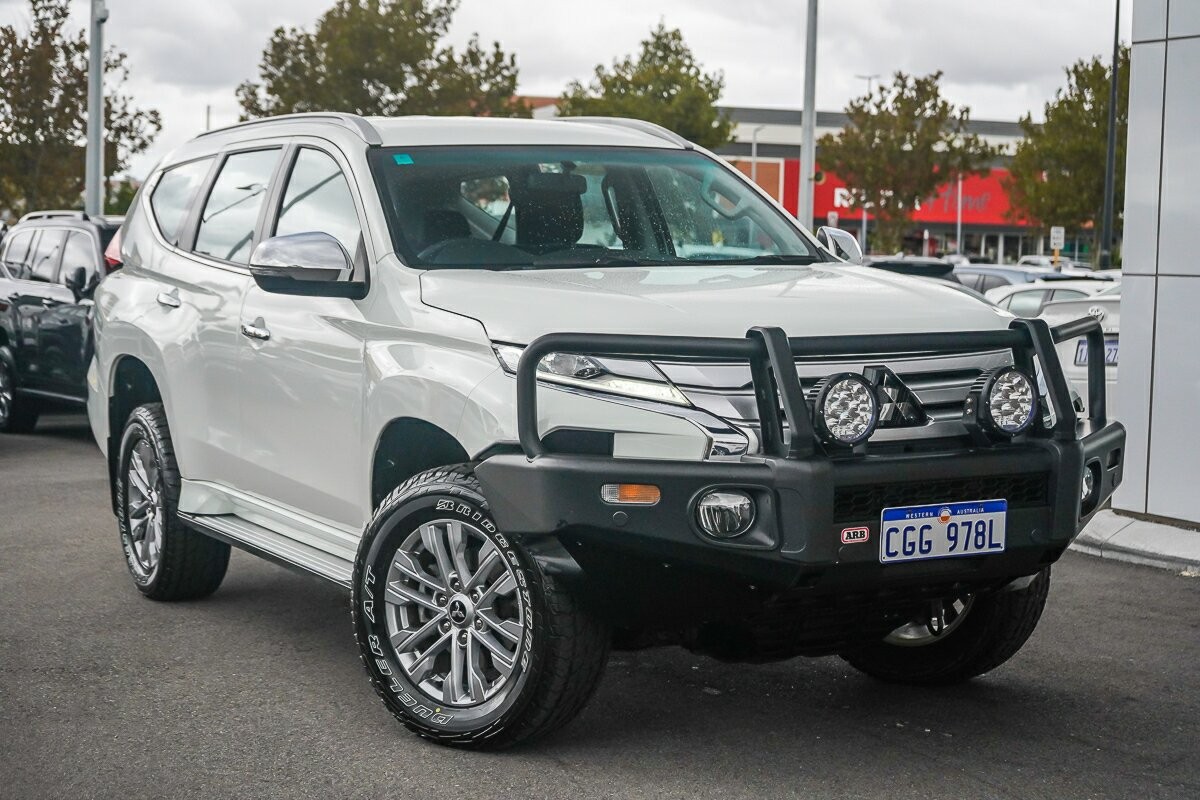 Mitsubishi Pajero Sport image 1