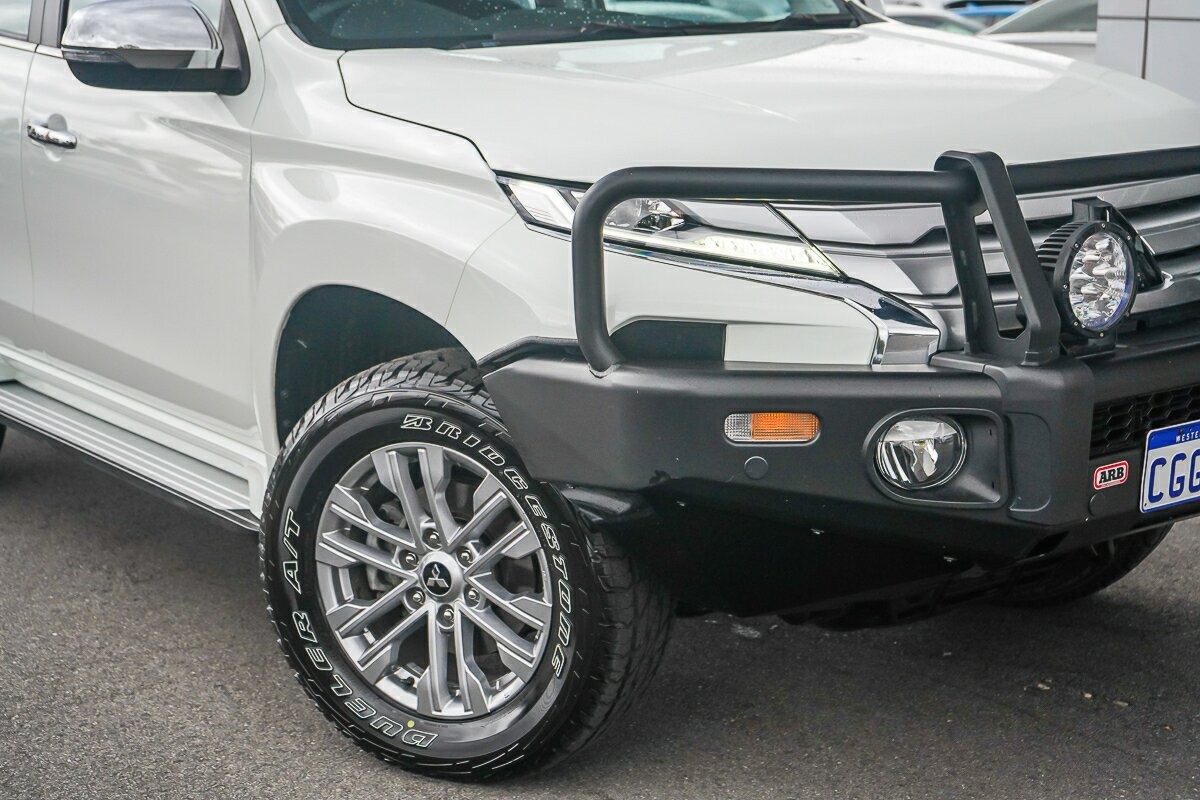 Mitsubishi Pajero Sport image 2