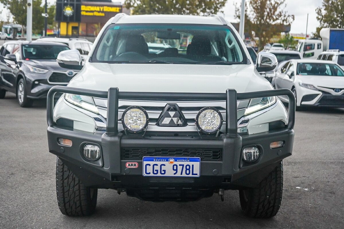 Mitsubishi Pajero Sport image 3