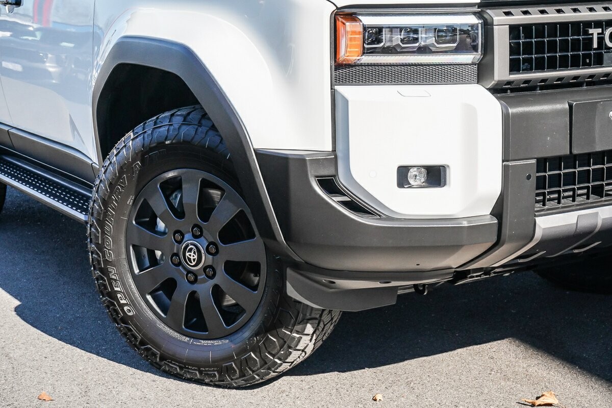 Toyota Landcruiser Prado image 2