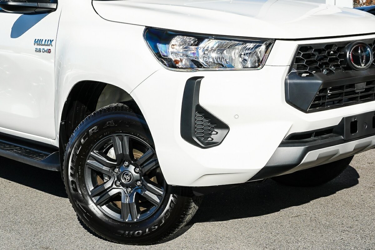 Toyota Hilux image 2