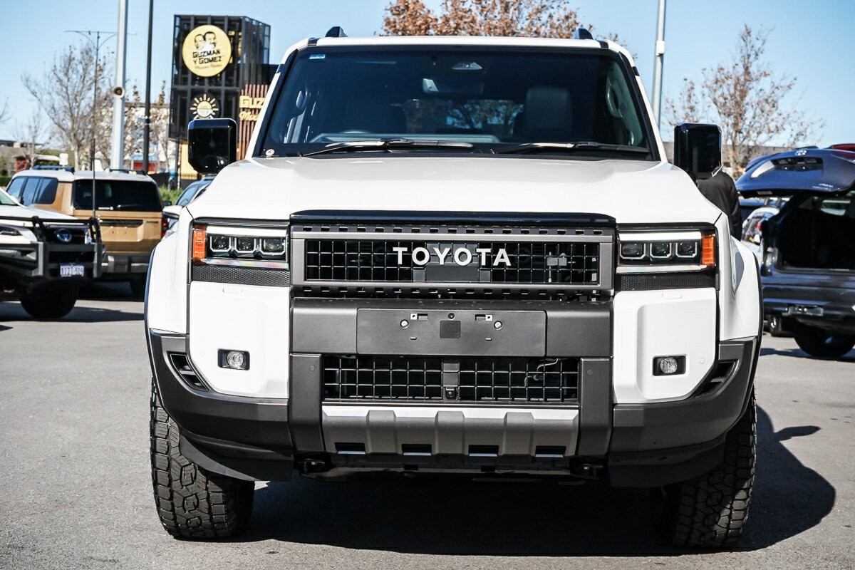 Toyota Landcruiser Prado image 3
