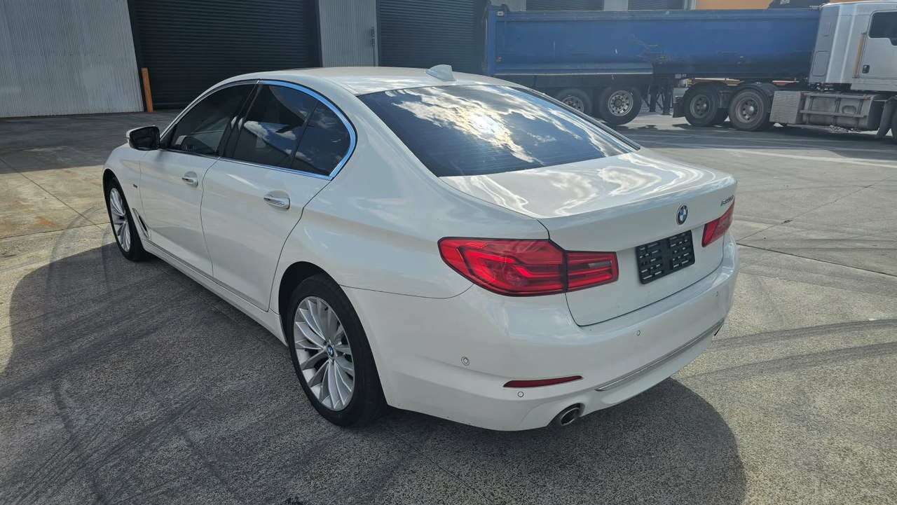 BMW 5 Series image 2