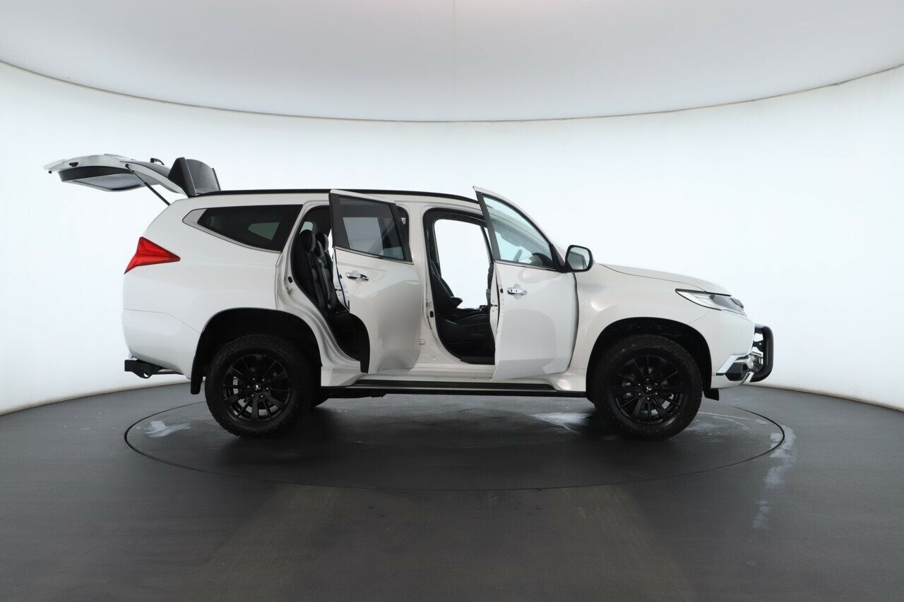 Mitsubishi Pajero Sport image 2