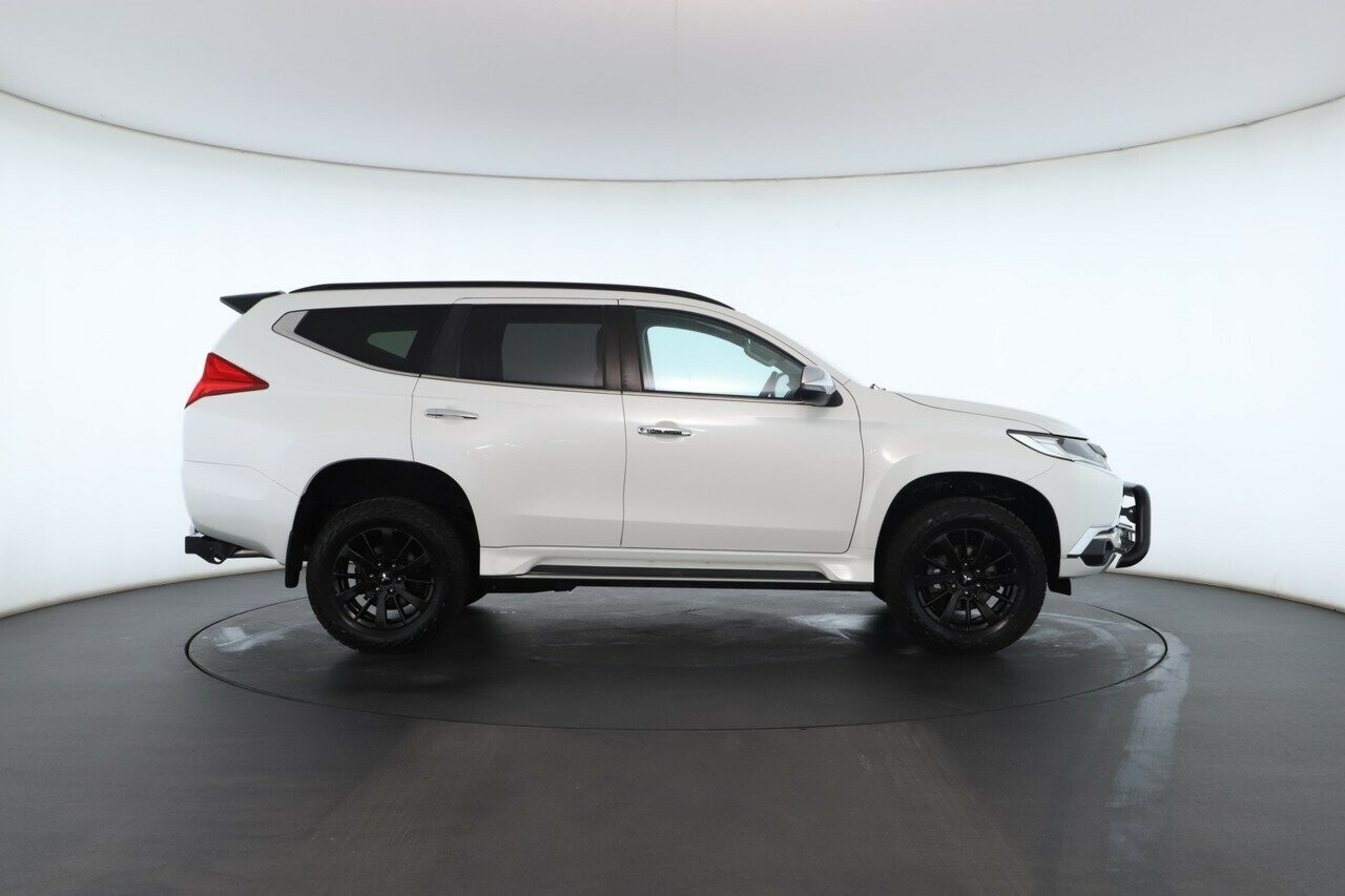 Mitsubishi Pajero Sport image 3