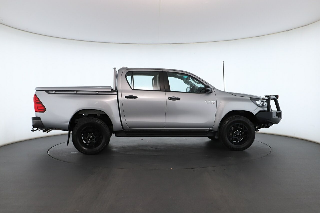 Toyota Hilux image 2