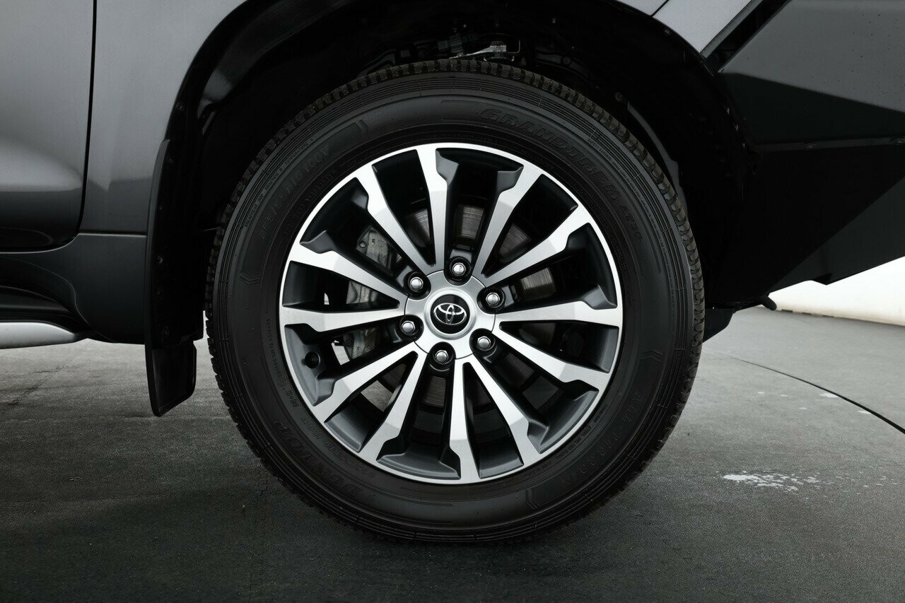 Toyota Landcruiser Prado image 4