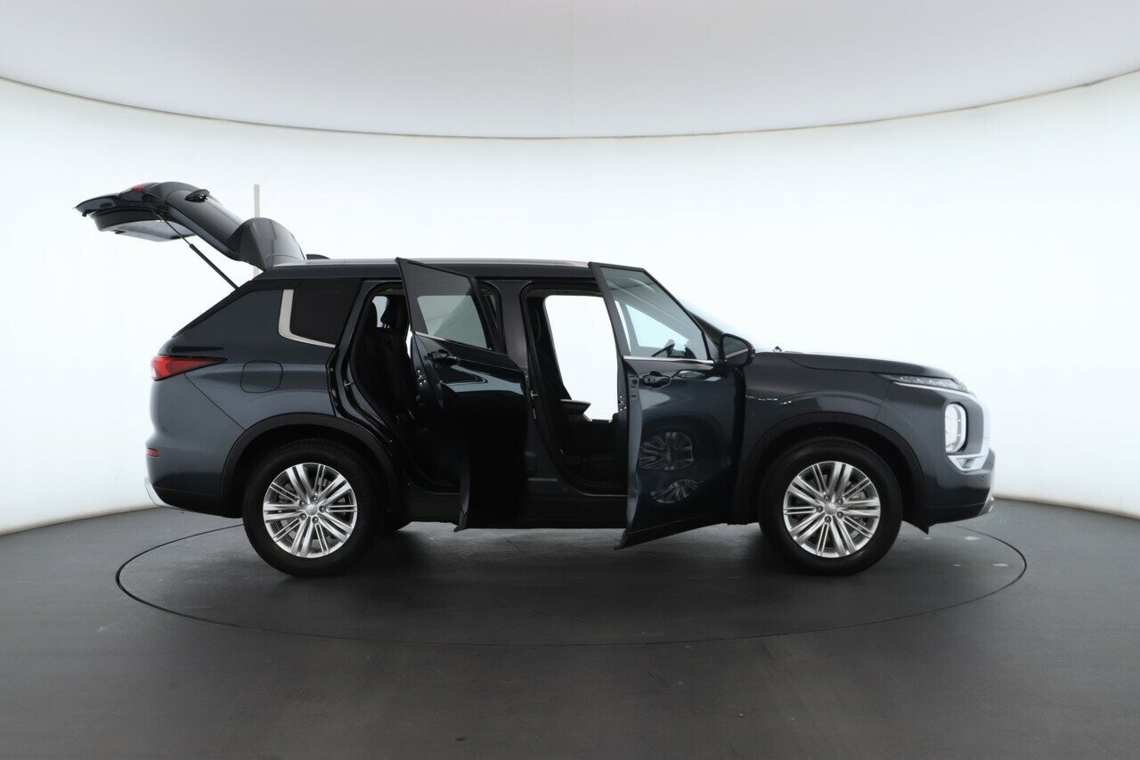 Mitsubishi Outlander image 2