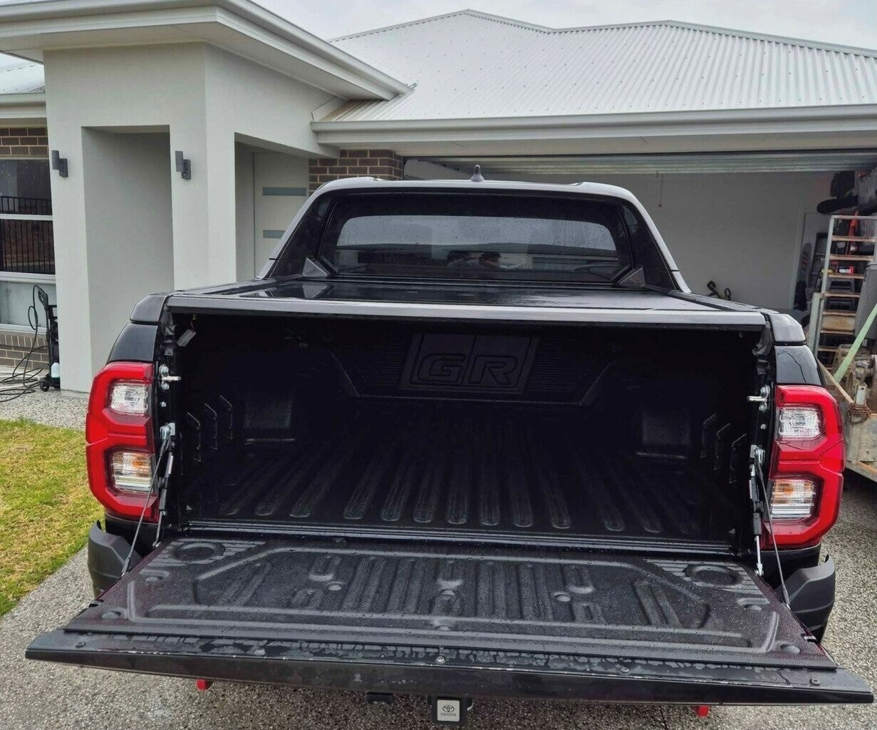 Toyota Hilux image 2