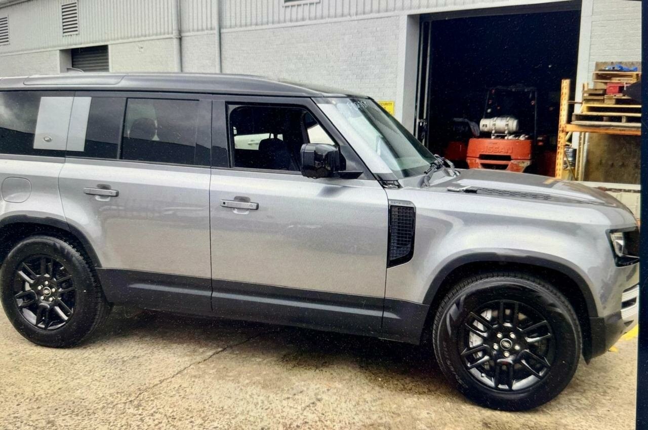 Land Rover Defender image 2