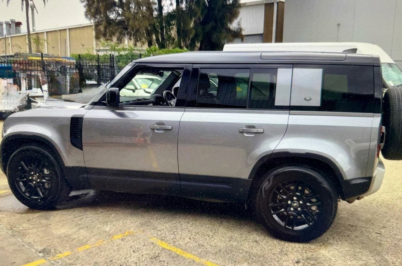 Land Rover Defender image 3