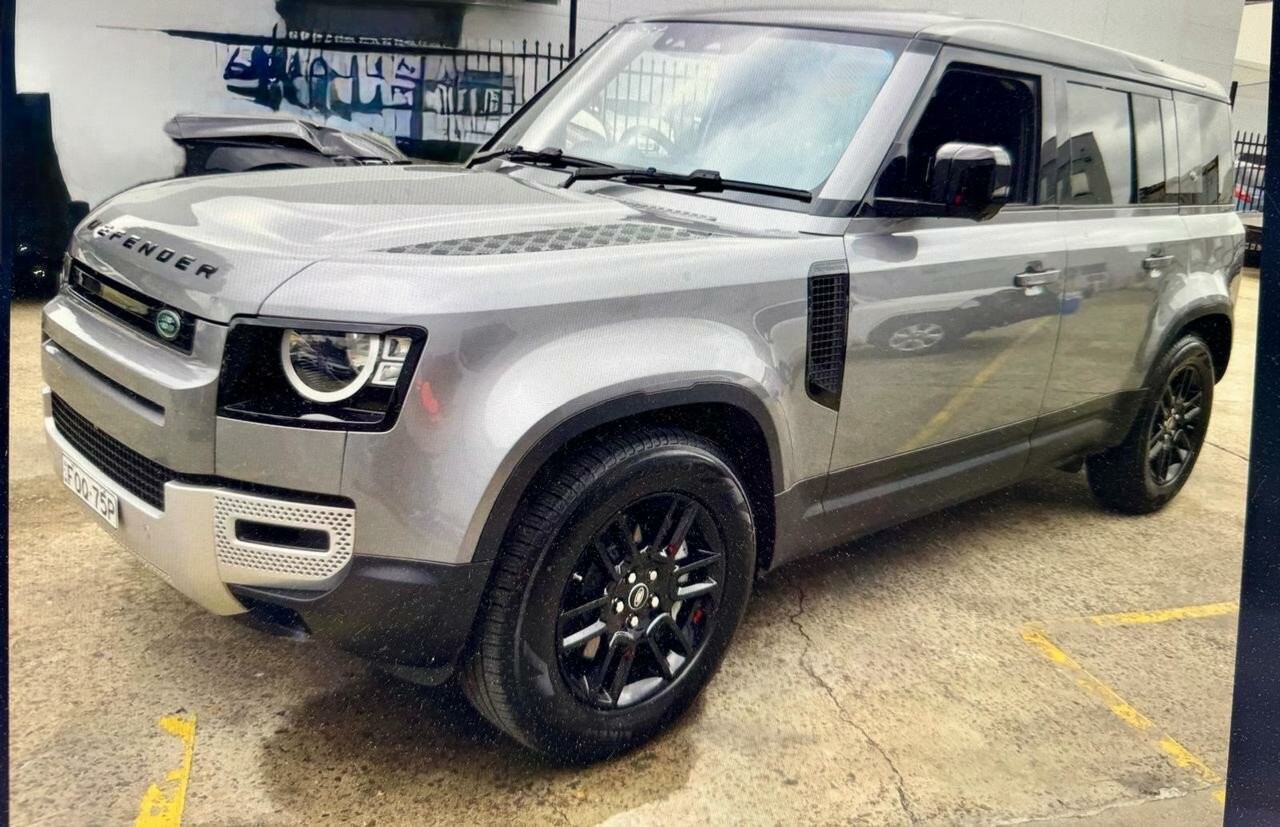 Land Rover Defender image 4