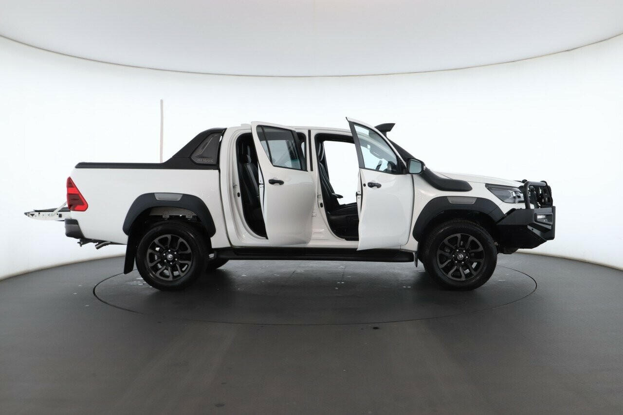 Toyota Hilux image 2