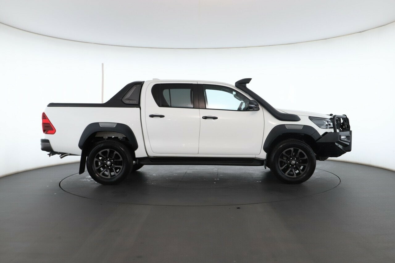 Toyota Hilux image 3