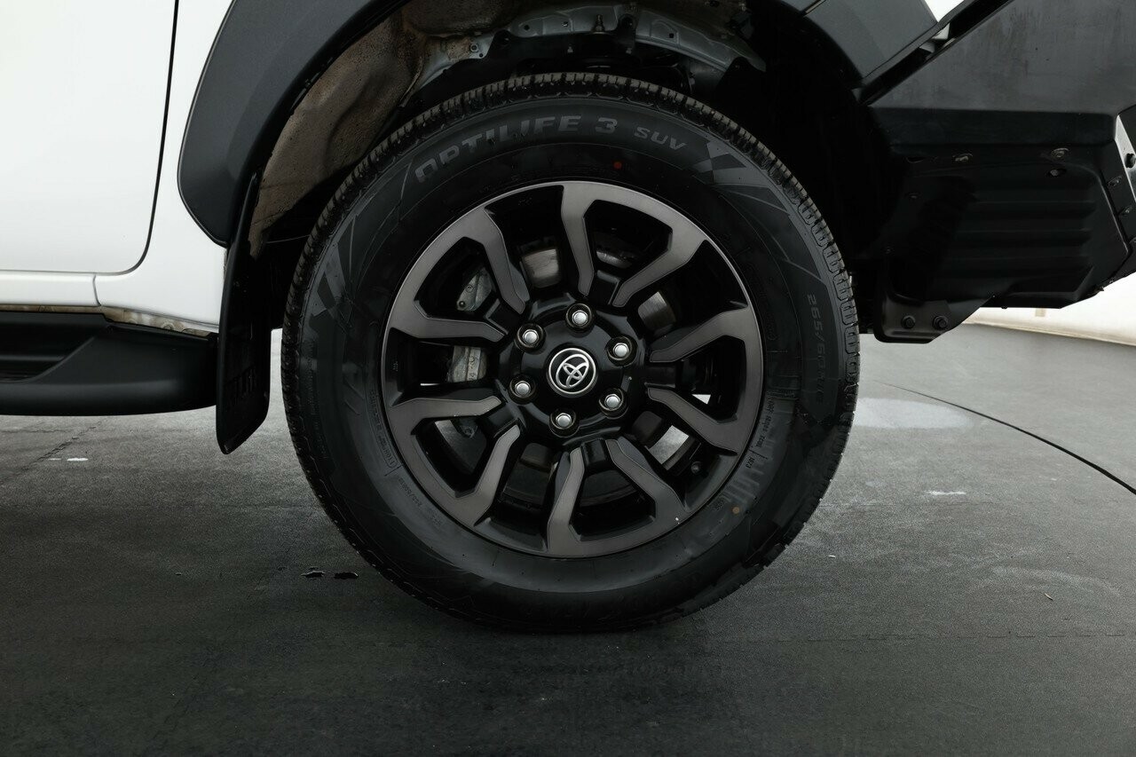 Toyota Hilux image 4