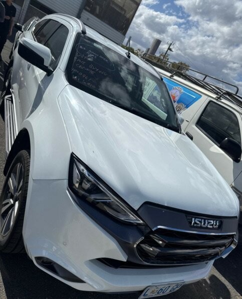 Isuzu Mu-x image 1