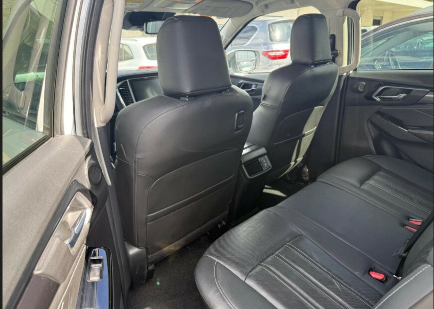 Isuzu Mu-x image 4