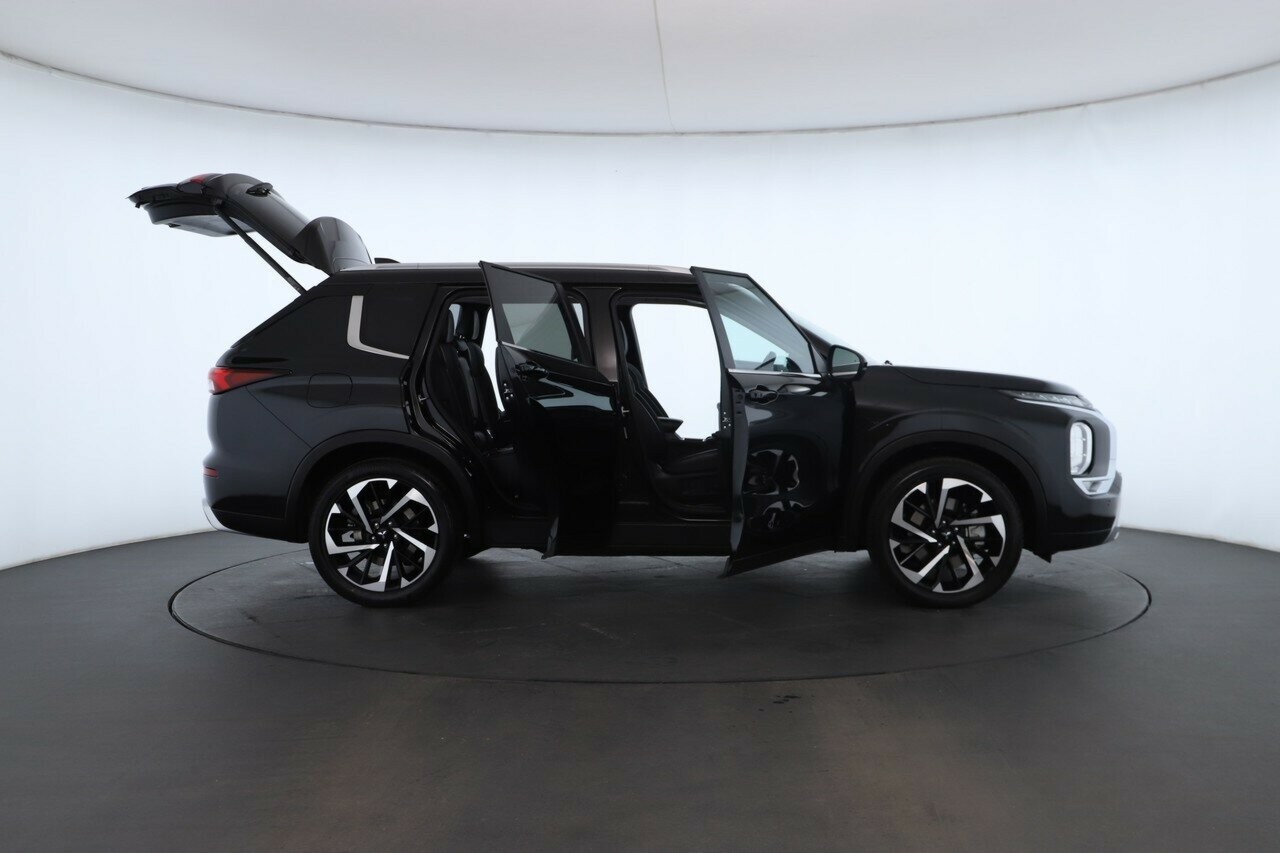 Mitsubishi Outlander image 2