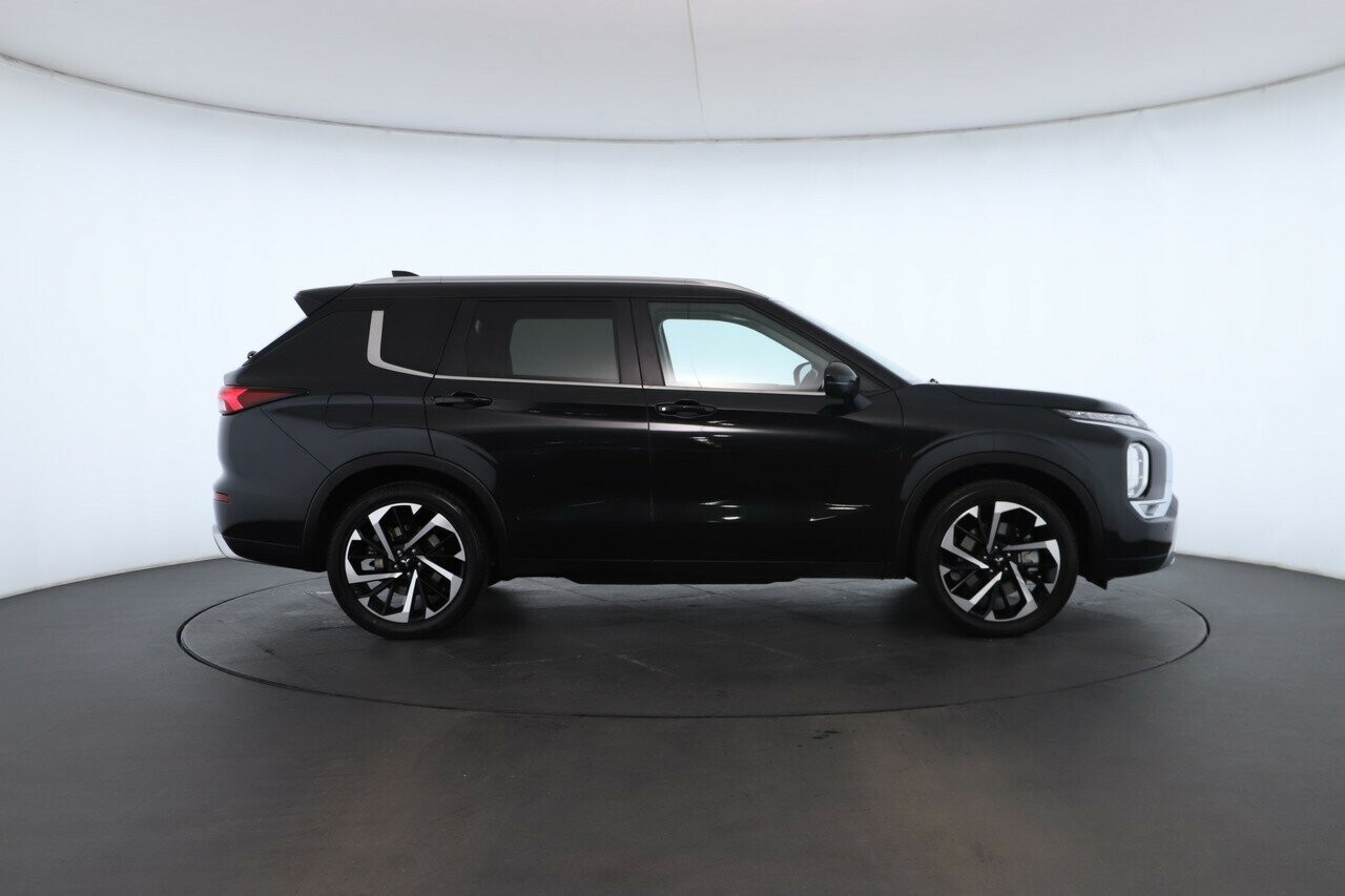 Mitsubishi Outlander image 3