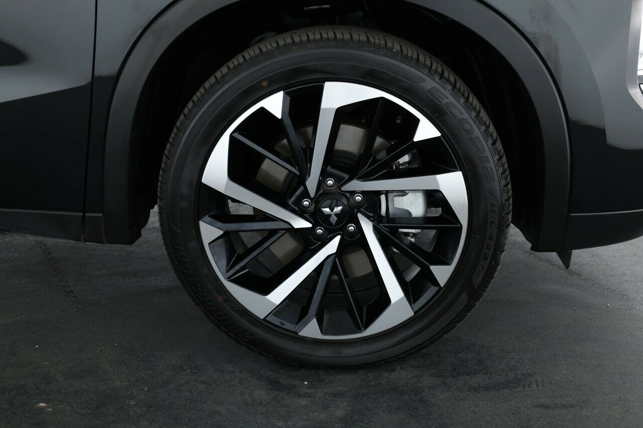 Mitsubishi Outlander image 4