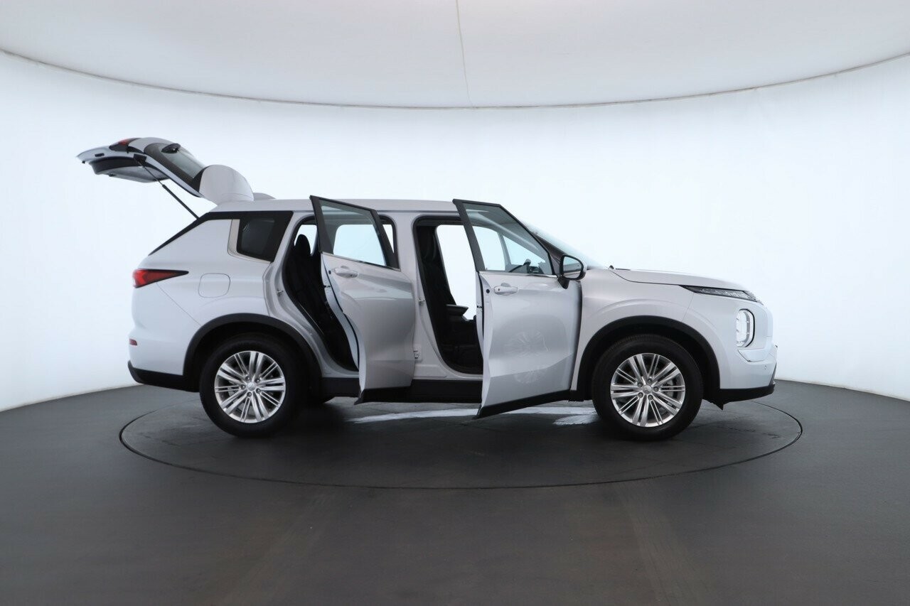 Mitsubishi Outlander image 2