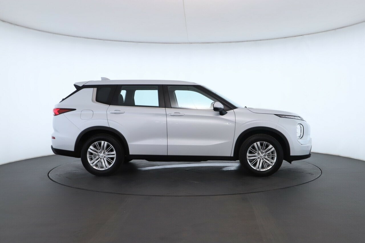 Mitsubishi Outlander image 3