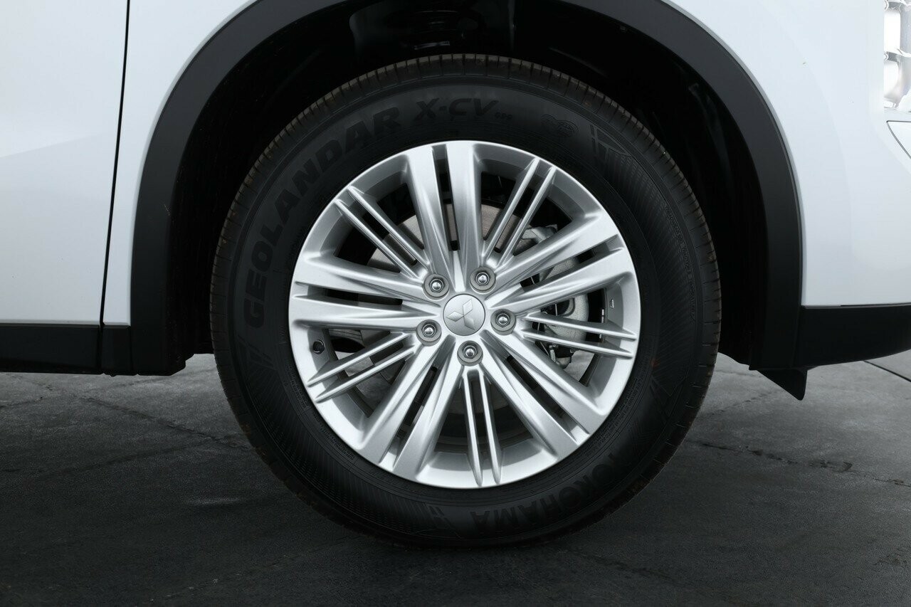 Mitsubishi Outlander image 4