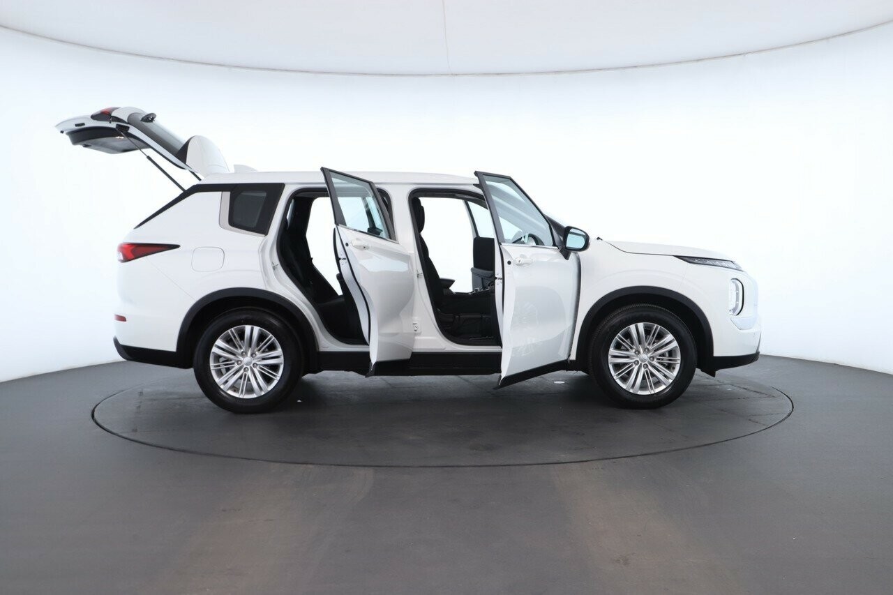 Mitsubishi Outlander image 2