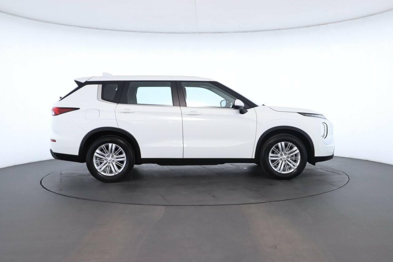 Mitsubishi Outlander image 3