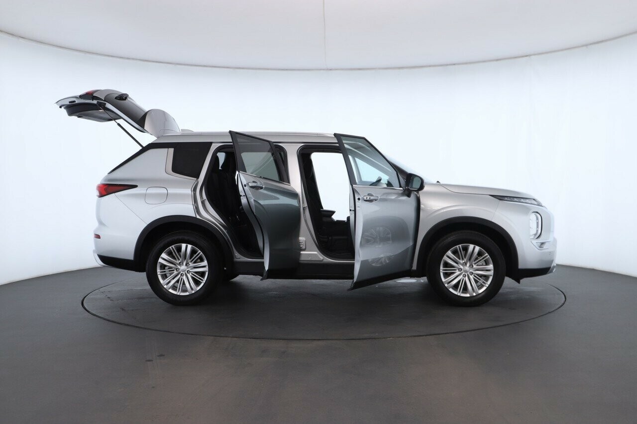 Mitsubishi Outlander image 2