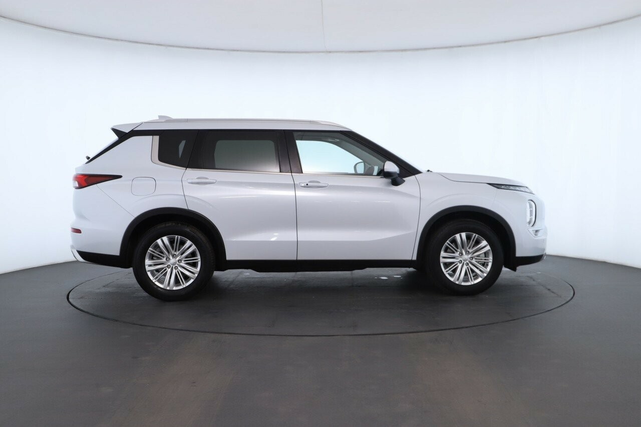 Mitsubishi Outlander image 3