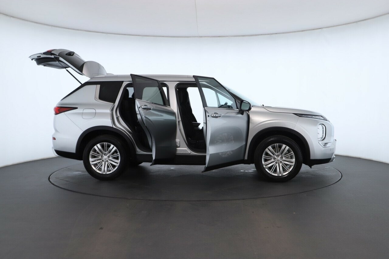 Mitsubishi Outlander image 2