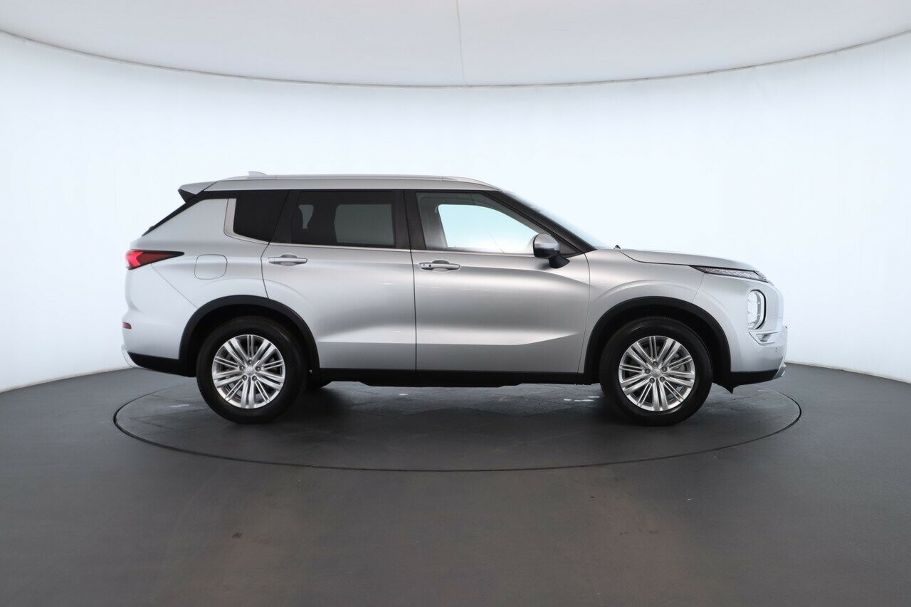 Mitsubishi Outlander image 3