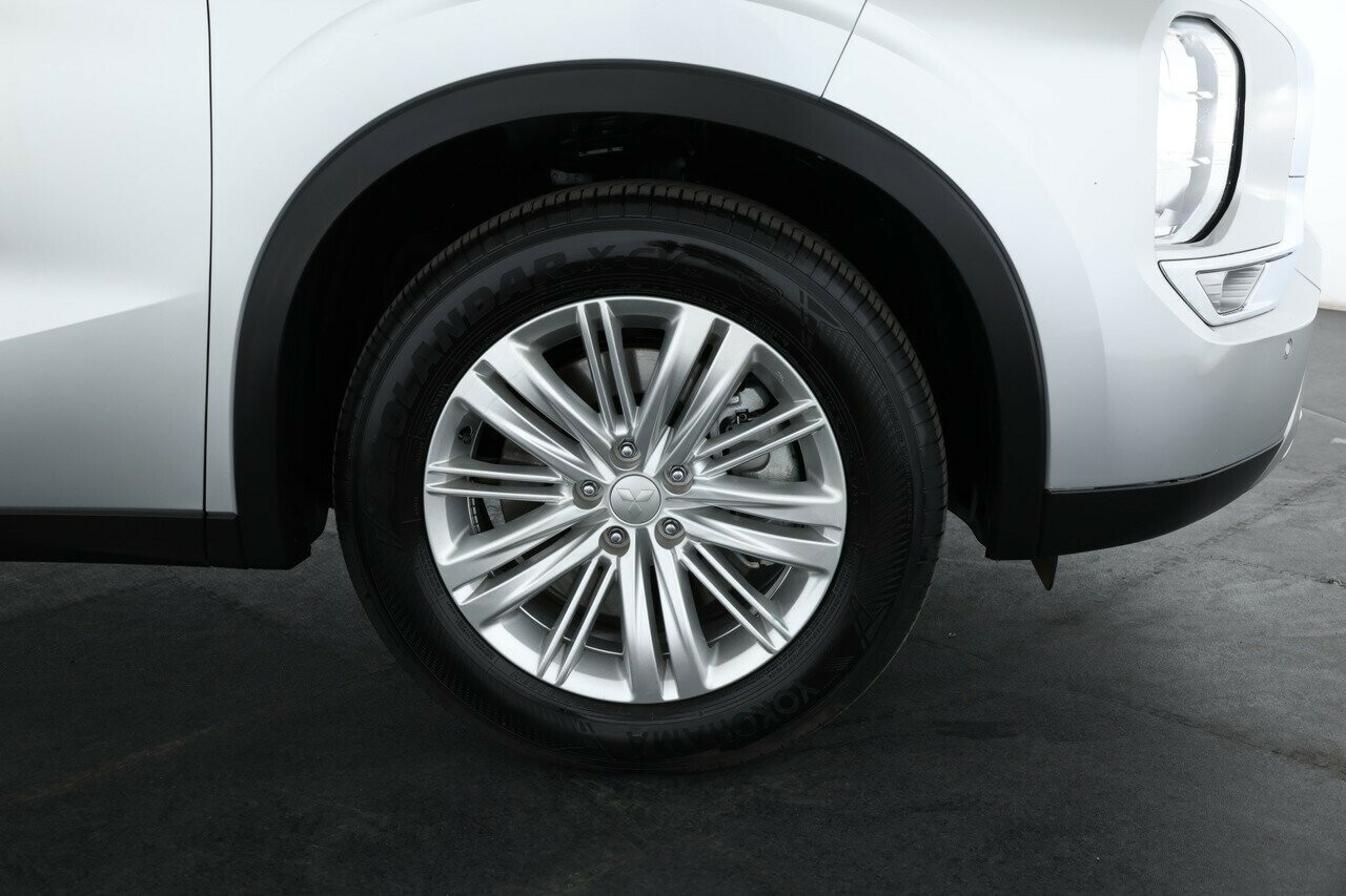 Mitsubishi Outlander image 4