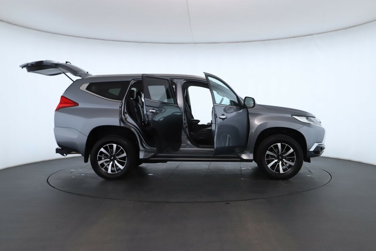Mitsubishi Pajero Sport image 2