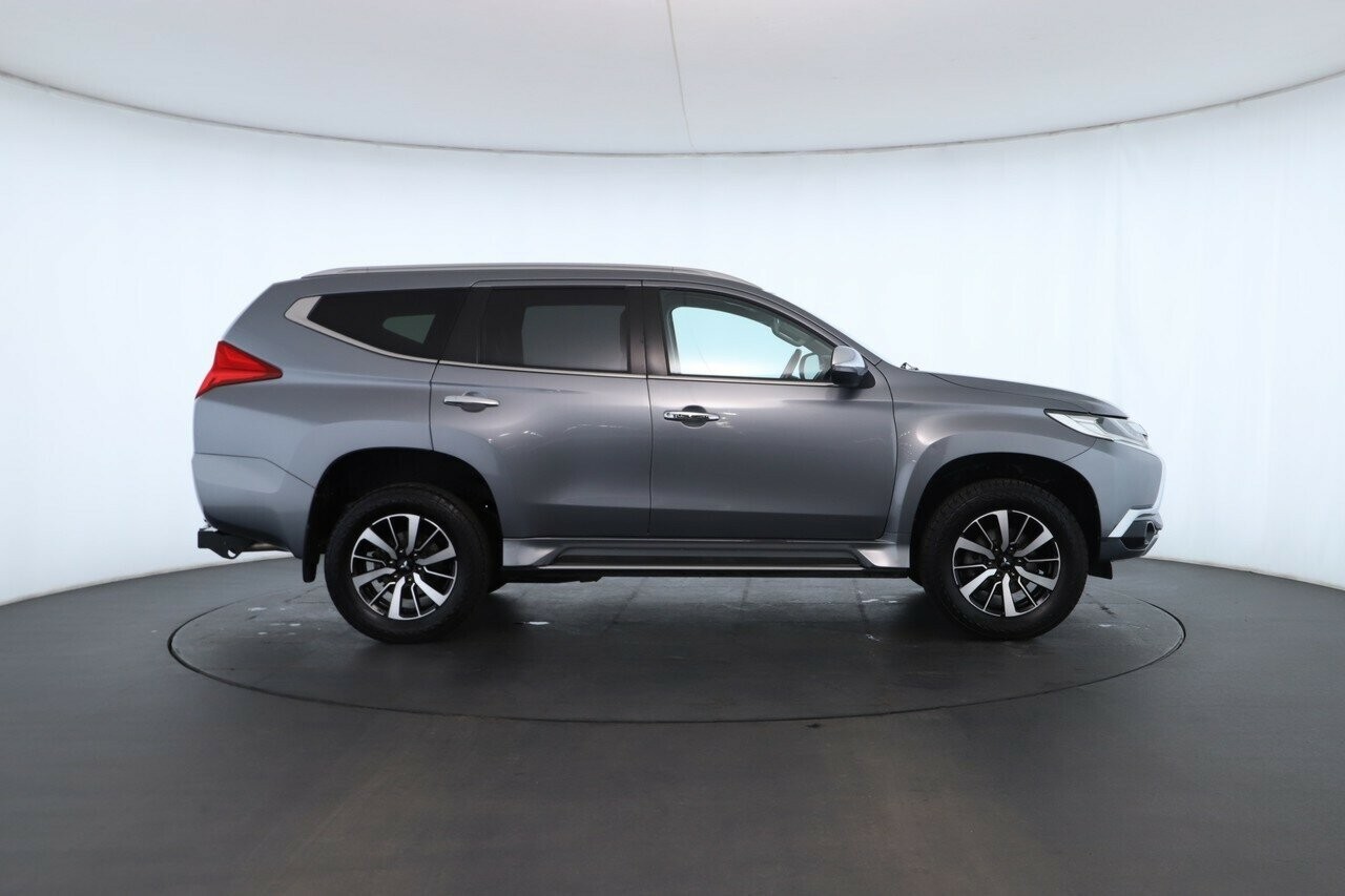 Mitsubishi Pajero Sport image 3