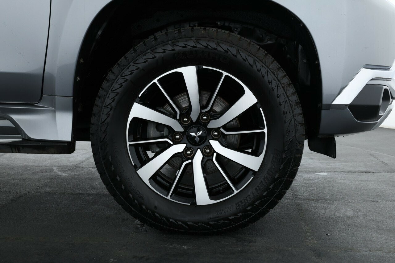 Mitsubishi Pajero Sport image 4