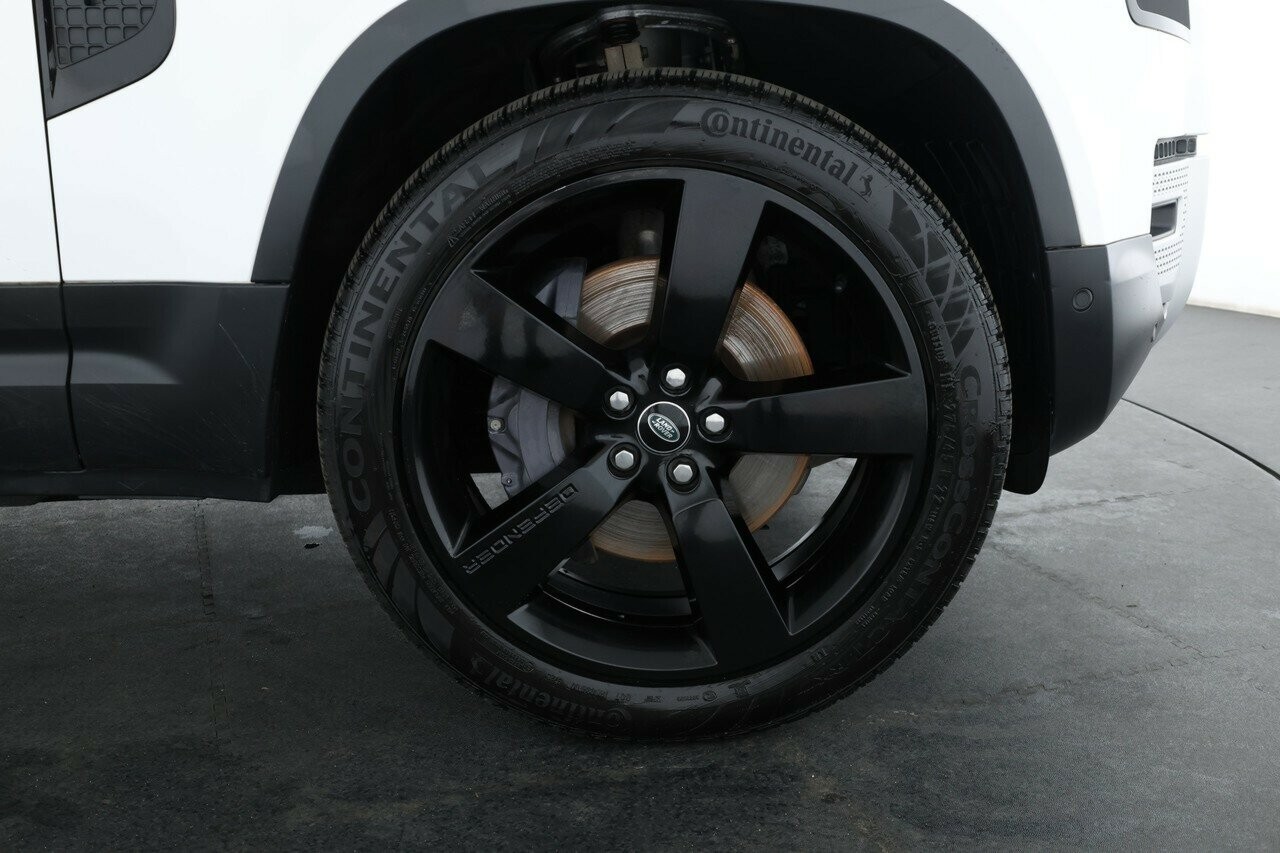 Land Rover Defender image 4