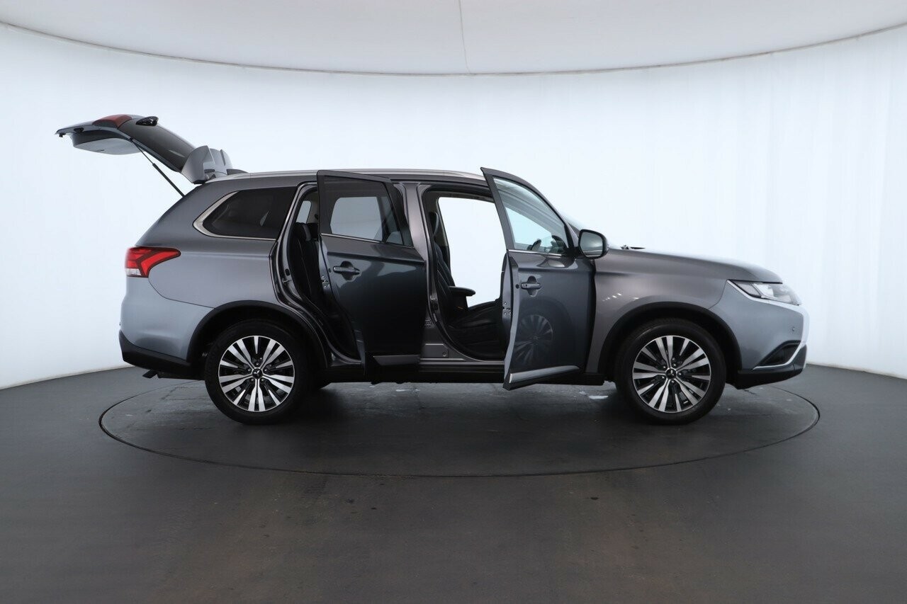 Mitsubishi Outlander image 2