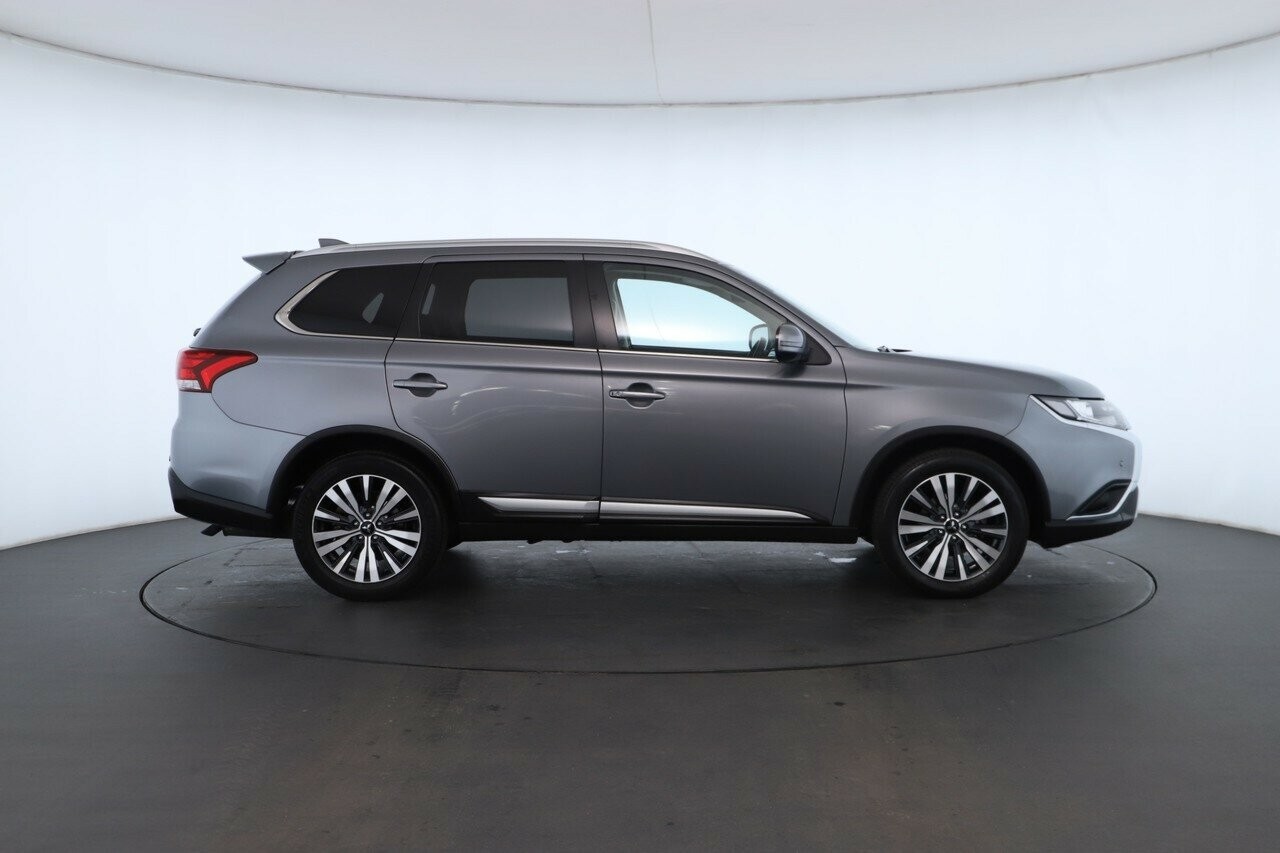 Mitsubishi Outlander image 3