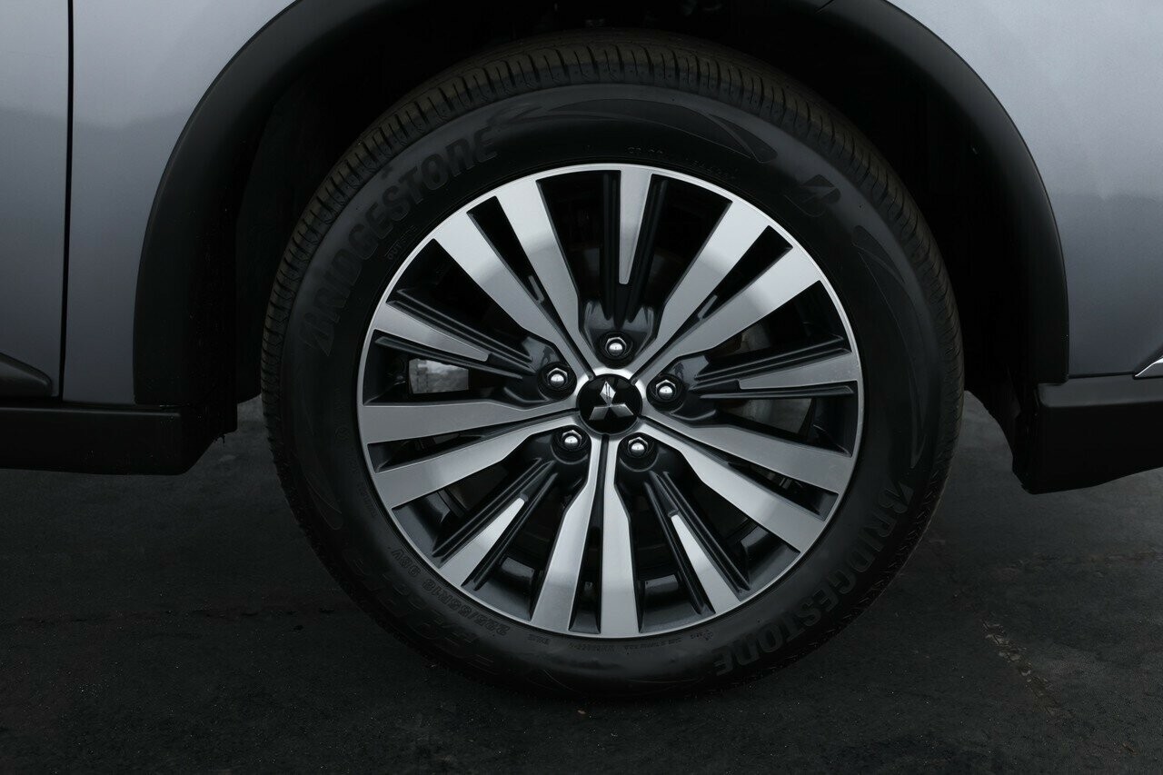 Mitsubishi Outlander image 4