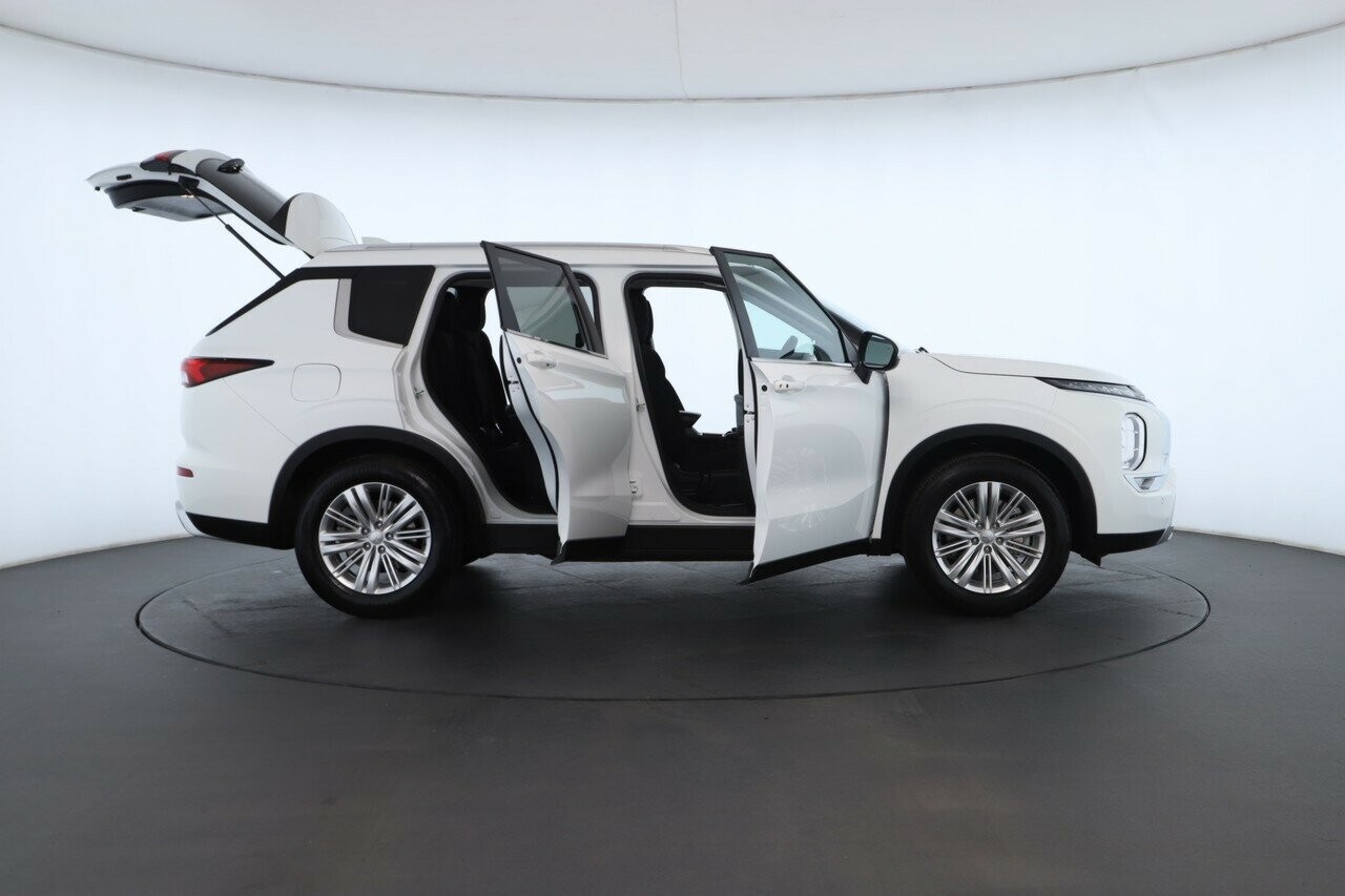 Mitsubishi Outlander image 2