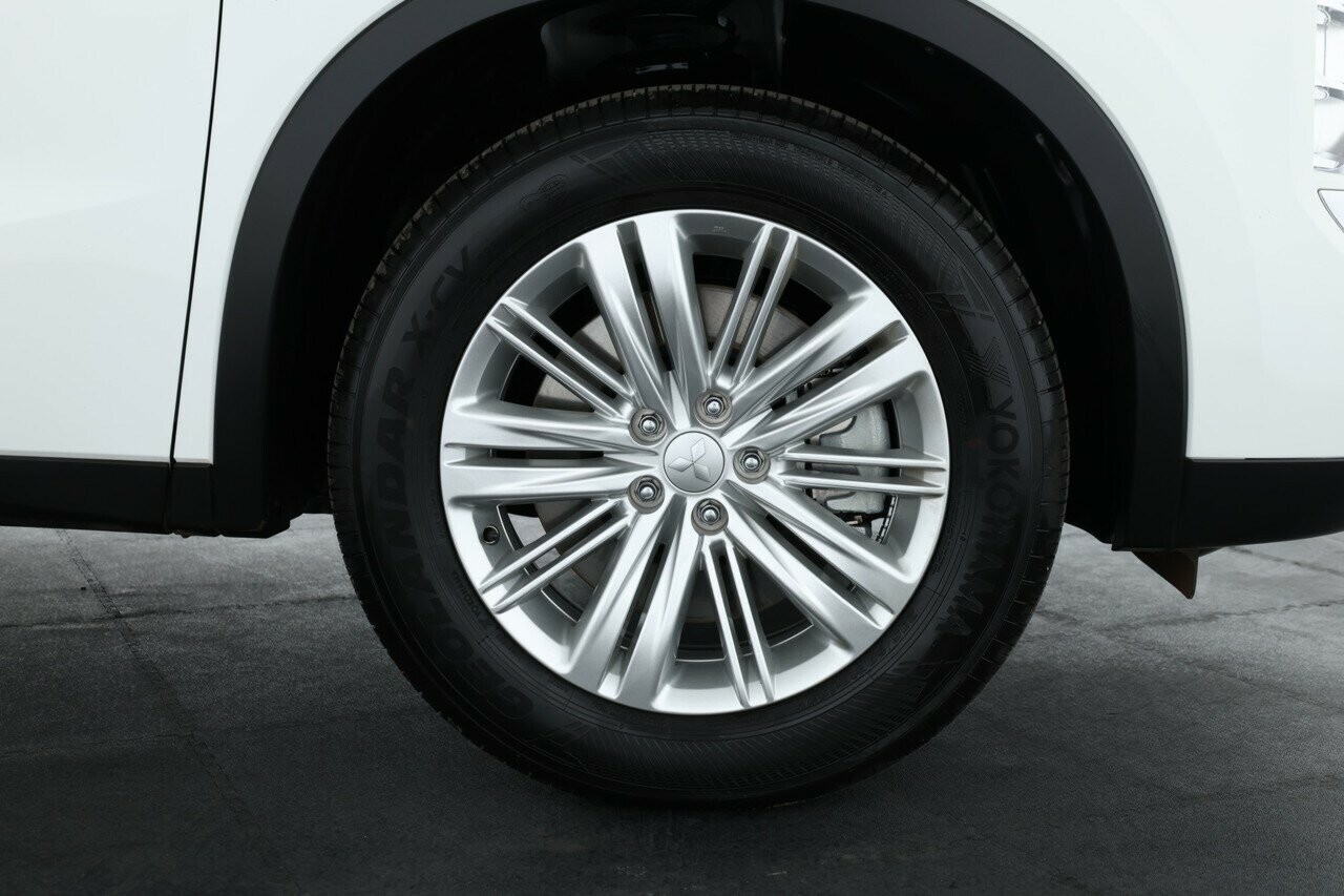 Mitsubishi Outlander image 4