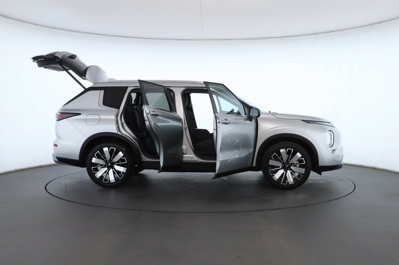 Mitsubishi Outlander image 2