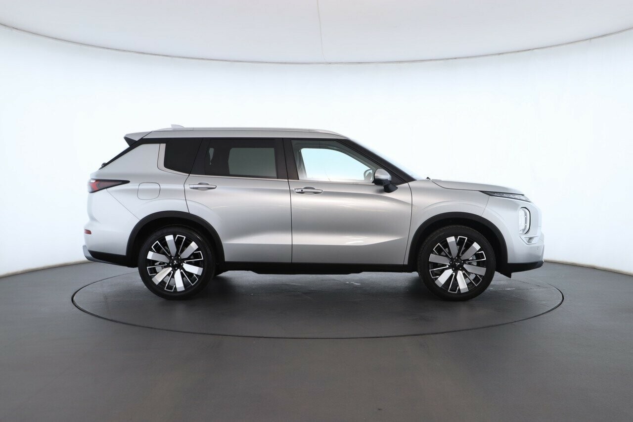 Mitsubishi Outlander image 3