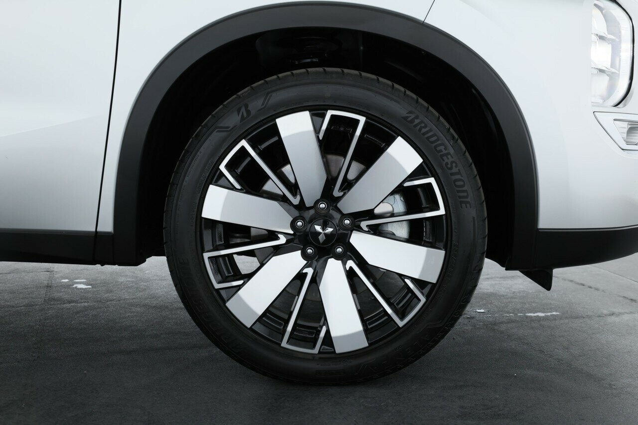 Mitsubishi Outlander image 4